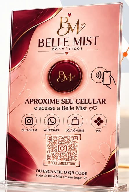 Plaquinha da Belle Mist em acrílico, rosa e vinho, com ícones de Instagram, WhatsApp, loja online e Pix