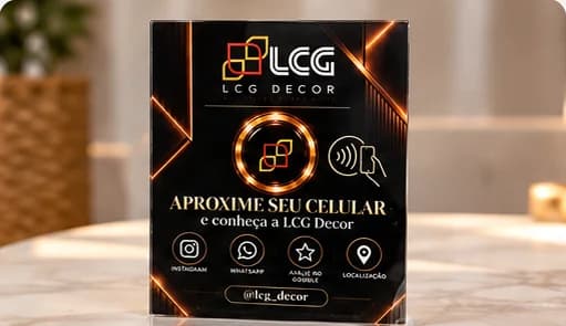 Plaquinha da LCG Decor em preto com logotipo laranja e dourado