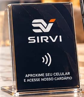 Plaquinha SIRVI com o texto Aproxime seu celular e acesse nosso cardápio