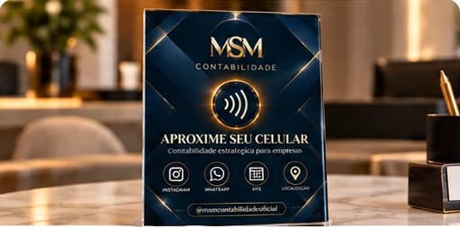Plaquinha MSM Contabilidade sobre mesa de escritório